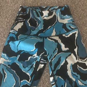 Lululemon leggings like new condition black white blue